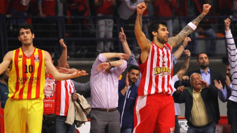 Georgios Printezis (d) de Olympiacos celebra la victoria de su equipo ante Abrines. /EFE