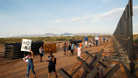 Protestas contra el muro de Trump en la frontera entre México y Estados Unidos. (JOSÉ LUIS GONZÁLEZ | REUTERS)