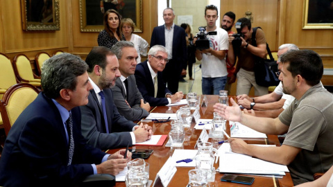 El ministro de Fomento, José Luis Ábalos, en una reunión con las víctimas del Alvia, en septiembre pasado. EFE/Kiko Huesca