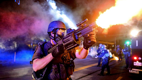 Un miembro de la policía de St. Louis dispara gas lacrimógeno en respuesta a los disparos durante las manifestaciones en Ferguson, Missouri, Estados Unidos./ REUTERS/David Carson/St. Louis Post-Dispatch/Handout