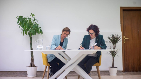 La diputada y actual portavoz adjunta, María Pastor, junto a Mónica García, candidata de Más Madrid para la presidencia de la Comunidad de Madrid, a 13 de abril de 2023.