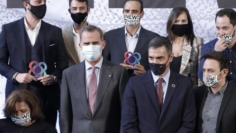 El rey Felipe VI (c) junto a presidente del Gobierno , Pedro Sánchez (d) posan con los premiados en la Estación de Francia de Barcelona donde se ha celebrado la entrega de los premios de la Barcelona New Economy Week, y desde donde el rey h