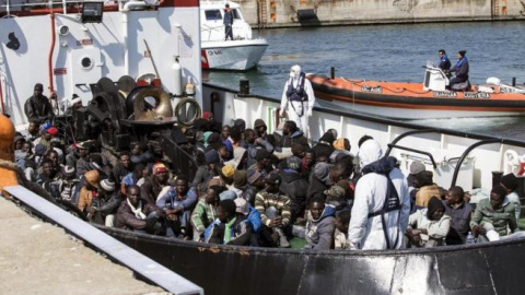 Un grupo de inmigrantes rescatado por la embarcación RBD llega al puerto de Corigliano Calabro (Italia)./ EFE