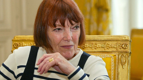 Foto de archivo tomada el 17 de junio de 2004 de la estilista británica Mary Quant durante una entrevista en París, a 13 de abril de 2023.