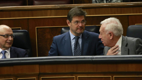 Los ministros de Justicia, Rafael Catalá (i), y de Asuntos Exteriores, José Manuel García Margallo, durante la sesión de control al Gobierno celebrada hoy en el Congreso. EFE/Zipi