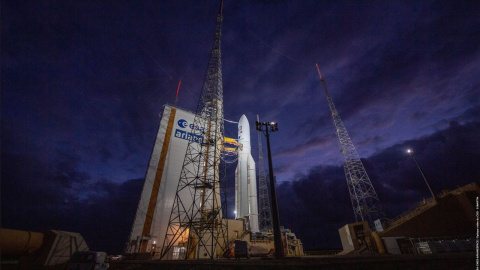 La nave espacial Ariane 5 y la sonda Juice en el puerto de Kurú (Guayana Francesa), desde donde despegarán este viernes.