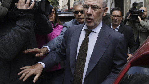 El exvicepresidente del Gobierno y expresidente de Bankia Rodrigo Rato, que está siendo investigado por cinco delitos fiscales, blanqueo y alzamiento de bienes, a la salida hoy de su despacho. EFE/Fernando Alvarado