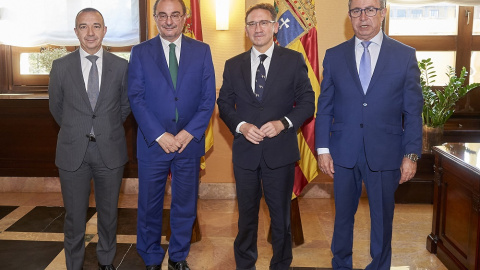 De izquierda a derecha: el consejero de Hacienda y Administración Pública del Gobierno de Aragón, Fernando Gimeno; el presidente del Gobierno de Aragón, Javier Lambán; el director general de la Fundación Bancaria ”la Caixa”, Jaume Giró; y e