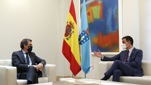 El presidente del Gobierno, Pedro Sánchez, y el presidente de la Xunta de Galicia, Alberto Núñez Feijóo, durante una reunión en enero de 2021.