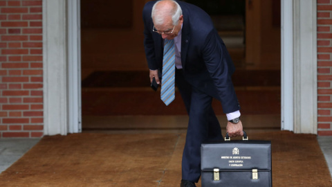 Josep Borrell recoge su cartera a su llegada al primer Consejo del nuevo Gobierno. REUTERS/Susana Vera