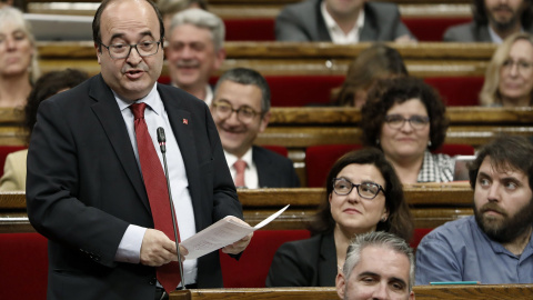 08/05/2019.- El líder del PSC, Miquel Iceta, durante el pleno del Parlament en la que el Govern sometieron a una nueva sesión de control, a dos días del inicio de campaña para las elecciones municipales y europeas del 26 de mayo. / EFE - AN