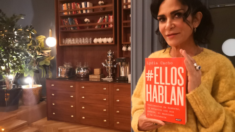 La periodista mexicana Lydia Cacho, con un ejemplar de su libro 'Ellos hablan'. N.C.