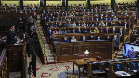 El presidente del Gobierno, Pedro Sánchez tras la intervención por videoconferencia del presidente de Ucrania, Volodímir Zelenski en el Congreso de los Diputados este 5 de abril de 2022.