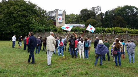 Militantes del BNG durante la jornada de protesta en el Pazo