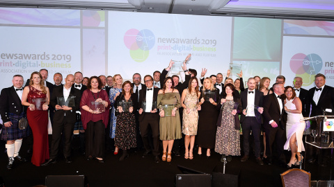 Foto de familia de los ganadores de los News Awards 2019, en los que 'Público' recibió el premio a la Innovación Digital Internacional del Año, recogido por la codirectora, Virginia Pérez Alonso (octava por la izda).