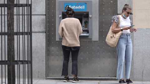 05/04/2022. Dos mujeres en un cajero de una sucursal de banco Sabadell, a 2 de septiembre de 2021, en Madrid, a 02/09/2021.