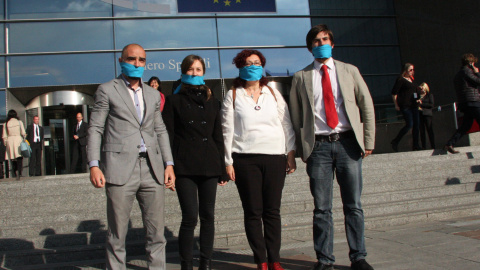 El abogado de Alfon, Albiol, la madre de Alfon, y Gómez, frente al Parlamento Europeo con la mordaza por aquello de la Ley Mordaza y la represión española.