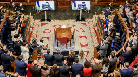 (5/04/2022) Asistentes aplauden tras la comparecencia telemática del presidente de Ucrania, Volodímir Zelenski, en el hemiciclo del Congreso de los Diputados.