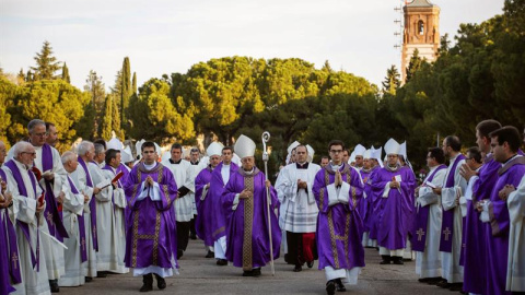 El presidente de la Conferencia Episcopal española, cardenal Ricardo Blázquez (c), durante la peregrinación al Santuario del Sagrado Corazón en Getafe. /EFE