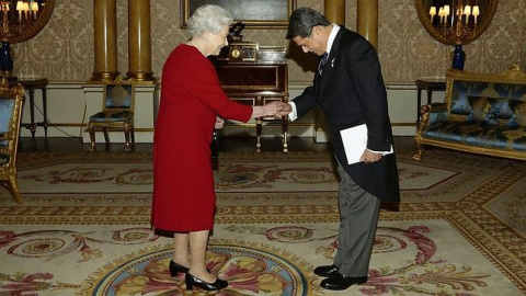 Federico Trillo, con la reina Isabel II./ AFP