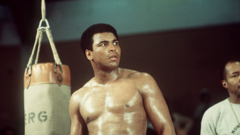 Foto de Muhammad Ali durante un entrenamiento en Alemania, el 24 de mayo de 1976, preparando su combate contra el británico Richard Dunn.  EFE/EPA/ISTVAN BAJZAT