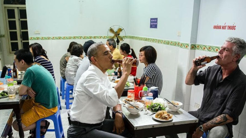 Barack Obama con el chef Anthony Bourdain en Vietnam. PETE SOUZA / WHITE HOUSE