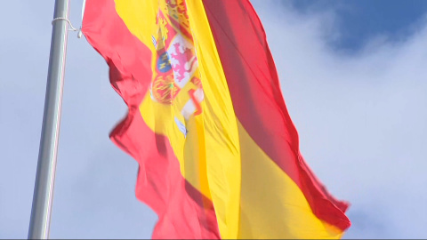 Una bandera de España con 25 metros de mástil honra la memoria de víctimas del Covid