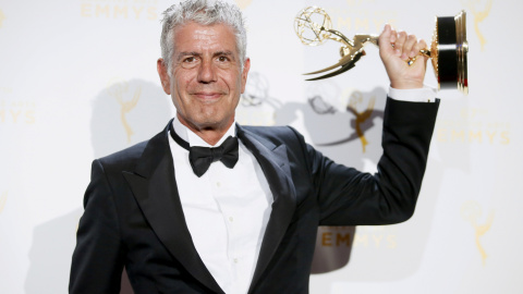 Anthony Bourdain posa con el premio especial para "Anthony Bourdain Parts Unknown" en el backstage de los Creative Arts Emmy Awards 2015 en Los Ángeles, California. REUTERS