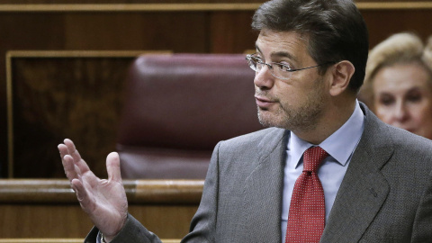 El ministro de Justicia, Rafael Catalá, durante su intervención en el pleno celebrado el 16 de abril en el Congreso de los Diputados. EFE/Emilio Naranjo