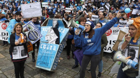 Sindicatos de la Administración de Justicia de Galicia durante una manifestación por las calles de Santiago de Compostela. EFE/Xoán Rey.