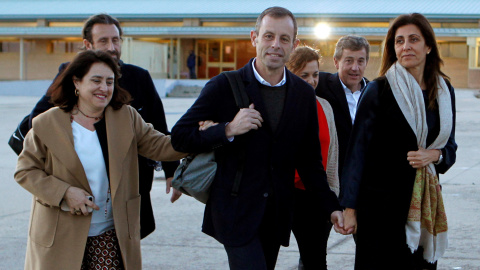 El expresidente del FC Sandro Rosell saliendo de la cárcel junto a su familia | EFE/ Paolo Aguilar