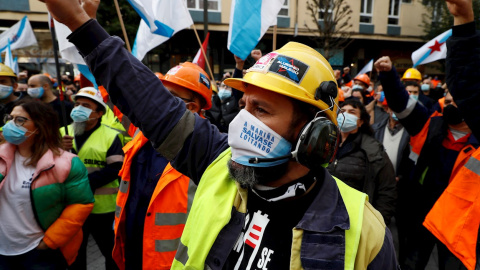 Trabajadores de Alcoa San Cibrao, protestan para frenar el ERE. EFE/Eliseo Trigo