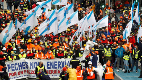 Trabajadores de Alcoa San Cibrao protagonizan una protesta antes de una semana clave, pues el próximo miércoles 28 será la Justicia la que dirima si acepta la cautelarísima que los trabajadores han solicitado para frenar el ERE. EFE/Eliseo 