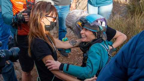 La deportista de élite, alpinista y escaladora Beatriz Flamini (d) es recibida a su salida de la cueva de Motril, Granada