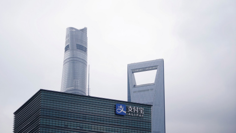 El logo de Alipay, en lo alto de su edificio de oficinas de Shanghai. REUTERS/Aly Song