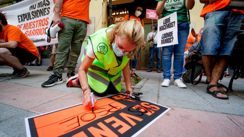 Un grupo de personas participa en una concentración para defender la regulación del precio del alquiler, el 14 de junio de 2021, en Madrid.