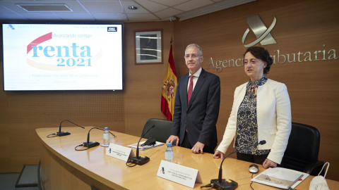 El director general de la Agencia Tributaria, Jesús Gascón, y la directora del departamento de Gestión, Rosa Prieto, durante la presentación de la Campaña de IRPF 2021,. EFE / Miguel Osés