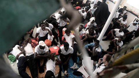 Los migrantes se sientan en la cubierta del 'MV Aquarius', el barco de búsqueda y rescate de Médicos sin Fronteras y SOS Mediterranee en el Mediterráneo. REUTERS