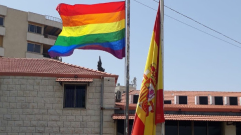 La bandera arcoiris ha acompañado a la española este viernes en la Embajada de España en el Líbano. /TWITTER