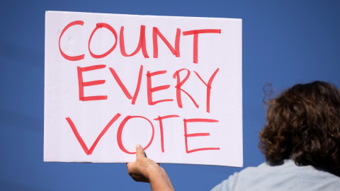 Un manifestante con un cartel que pide el contar todo los votos en Poway, California, EE. UU., El 4 de noviembre de 2020.