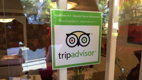 Un cartel de Tripadvisor en un restaurante.