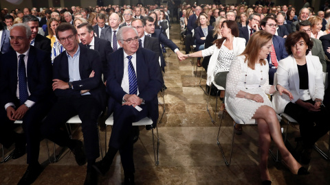 Alberto Núñez Feijóo (2i), junto al Juan José Imbroda (3i) y José Ignacio Ceniceros (i), y la presidenta del Congreso, Ana Pastor (2d) y la exvicepresidenta del Gobierno, Soraya Sáenz de Santamaría (d) durante la reunión de la Junta Directi