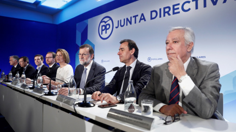 El presidente del PP, Mariano Rajoy, la secretaria general, María Dolores de Cospedal, y el coordinador general, Fernando Martínez Maíllo, entre otros, durante la reunión de la Junta Directiva Nacional del PP. EFE/Mariscal