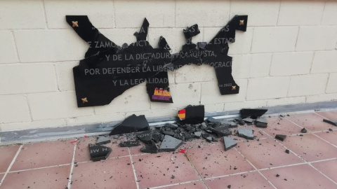 La placa en memoria a las víctimas del franquismo destrozada en el cementerio de Zamora.