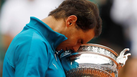 Nadal se abraza a la Copa de los Mosqueteros. (CHARLES PLATIAU | REUTERS)