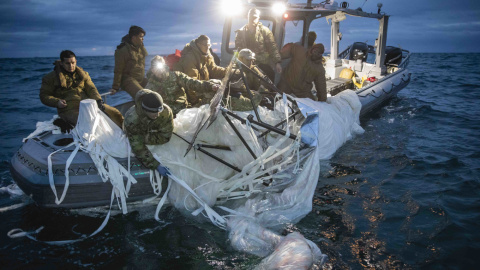 Fotografía cedida por la Armada de Estados Unidos donde aparecen unos marineros mientras recuperan el globo de vigilancia chino del mar.