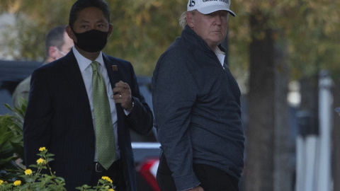 Trump jugaba al golf cuando supo que los medios daban como ganador a Joe Biden.