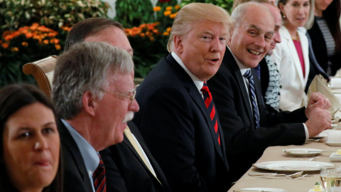 Donald Trump y su equipo durante un almuerzo de trabajo con el primer ministro de Singapur. /REUTERS