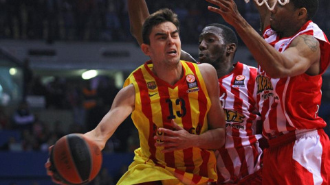 Satoransky intenta un pase durante el partido. EFE/SPYROS CHORCHOUBAS