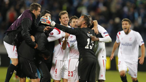 Los jugadores del Sevilla celebran su clasificación. EFE/Anatoly Maltsev